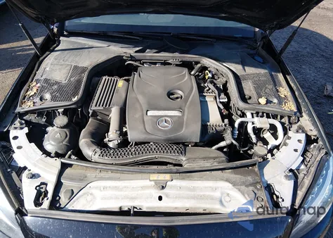 2018 Mercedes-Benz C 300 4Matic z USA, uszkodzony, nr VIN 55SWF4KBXJU282177